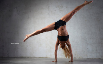 Картинка спорт гимнастика фон поза взгляд девушка