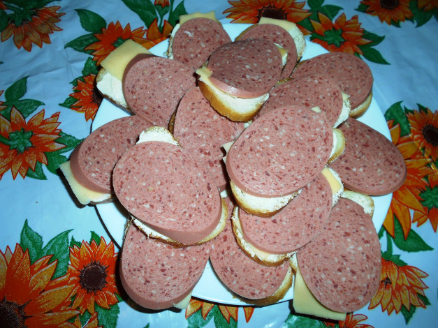 Обои картинки фото еда, бутерброды,  гамбургеры,  канапе, колбаса, хлеб