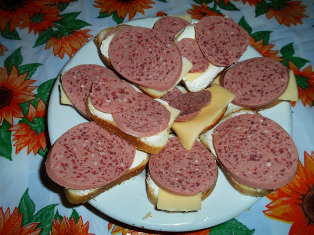 Обои картинки фото еда, бутерброды,  гамбургеры,  канапе, колбаса, хлеб