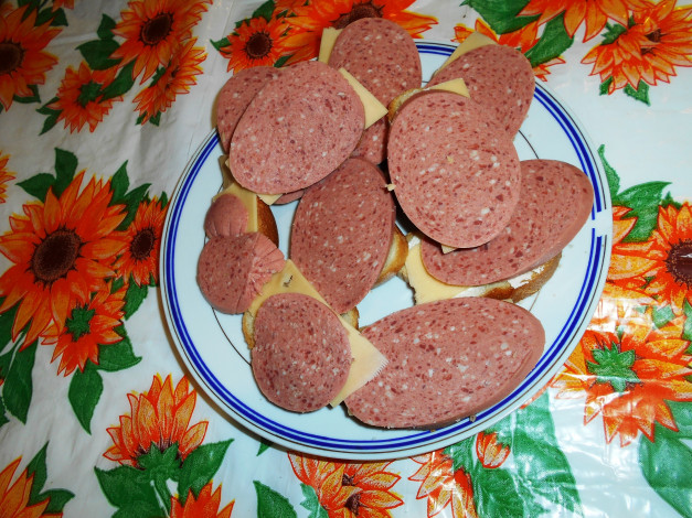 Обои картинки фото еда, бутерброды,  гамбургеры,  канапе, колбаса, хлеб