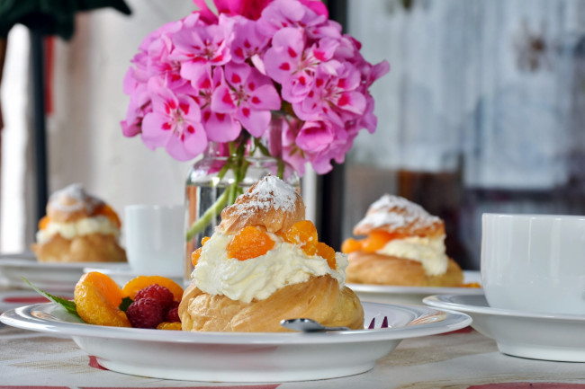 Обои картинки фото еда, пирожные,  кексы,  печенье, пирожное, малина, сливки