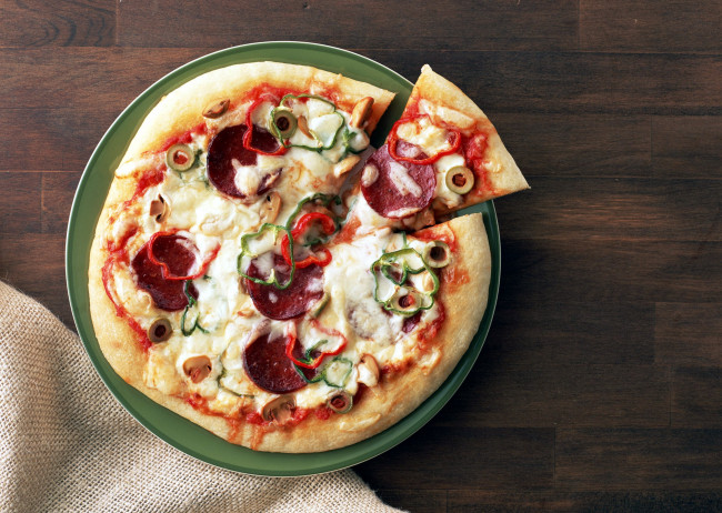 Обои картинки фото еда, пицца, перец, колбаса