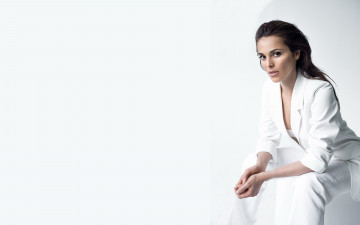 Картинка музыка сати+казанова певица брюнетка костюм