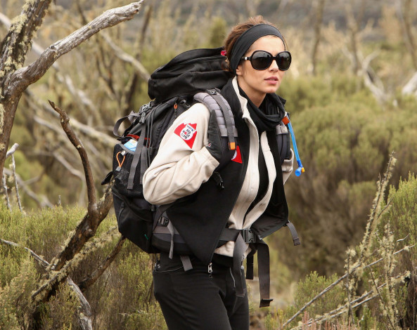 Обои картинки фото музыка, cheryl cole, очки, куртка, рюкзак, природа