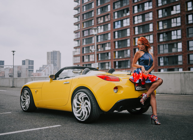 Обои картинки фото автомобили, -авто с девушками, pontiac, solstice