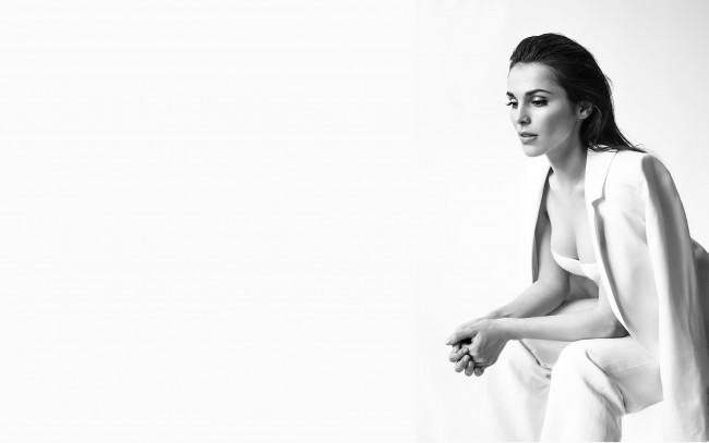 Обои картинки фото музыка, сати казанова, певица, брюнетка, костюм