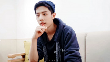 Картинка мужчины xiao+zhan актер шапка толстовка диван