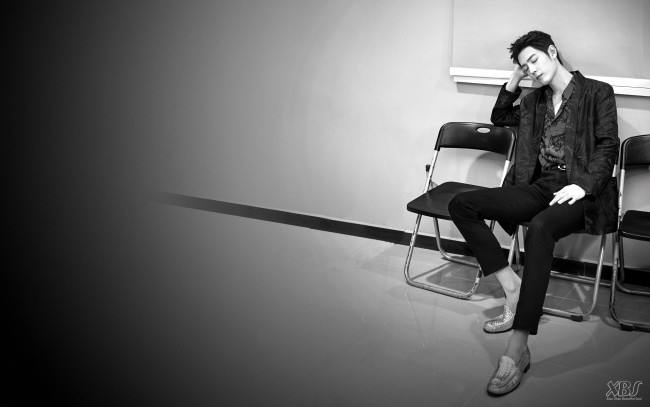 Обои картинки фото мужчины, xiao zhan, актер, пиджак, стулья