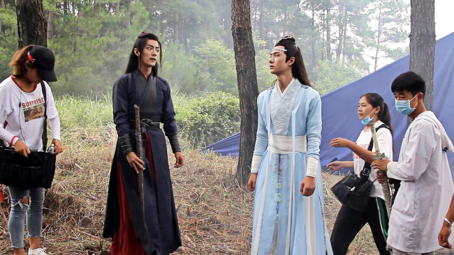 Обои картинки фото разное, знаменитости, ван, ибо, сяо, чжан, съемки, люди, костюмы