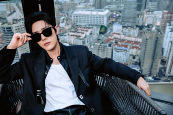 Картинка мужчины xiao+zhan актер очки пиджак панорама окно город