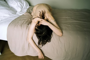 Картинка девушки -+брюнетки +шатенки брюнетка тату спина постель