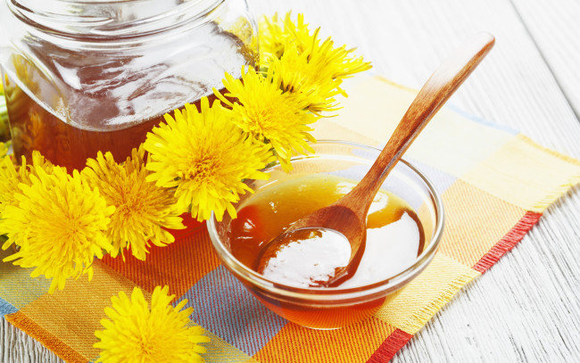 Обои картинки фото еда, мёд,  варенье,  повидло,  джем, одуванчики, мед, деревянная, ложка