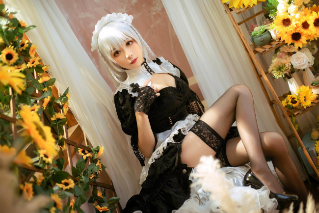 Обои картинки фото девушки, - азиатки, образ, косплей, наряд, костюм, горничная, чулки, цветы