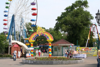 Картинка владивосток набережная разное карусели качели аттракционы