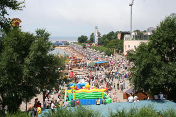 Картинка владивосток набережная разное карусели качели аттракционы