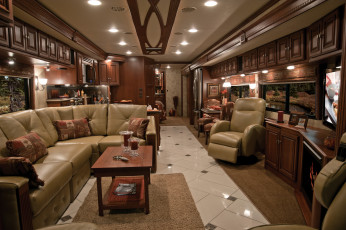 Картинка интерьер гостиная диван кресло шкафы деревянный