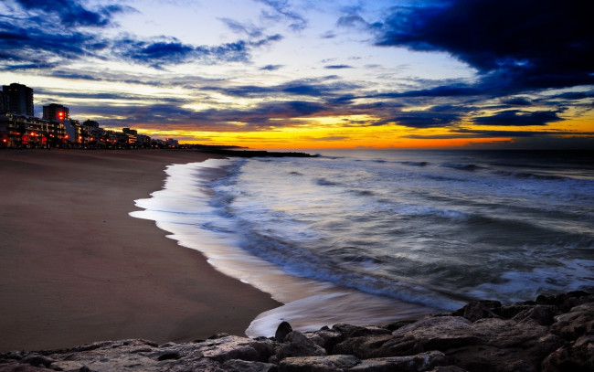 Обои картинки фото природа, восходы, закаты, берег, море, песок, камни, облака, дома