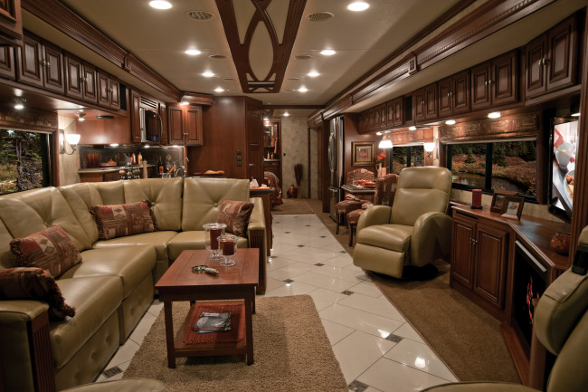 Обои картинки фото интерьер, гостиная, диван, кресло, шкафы, деревянный