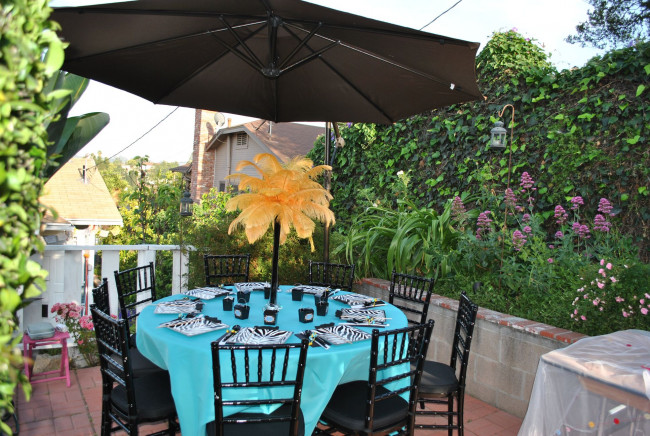 Обои картинки фото интерьер, декор, отделка, сервировка, стол, зонт, перья