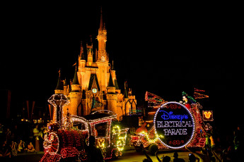 Картинка города диснейленд иллюминация