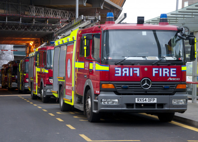 Обои картинки фото автомобили, пожарные, машины, автомобиль, пожарный, красный, колеса, дорога