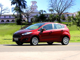 обоя автомобили, ford, fiesta, br-spec, 2013г, красный