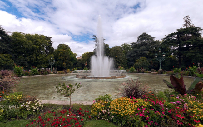 Обои картинки фото природа, парк, фонтан, фонари, клумбы, цветы