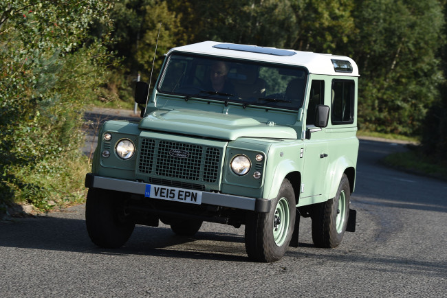Обои картинки фото автомобили, land-rover, defender, 90, land, rover, uk-spec, 2015г, heritage