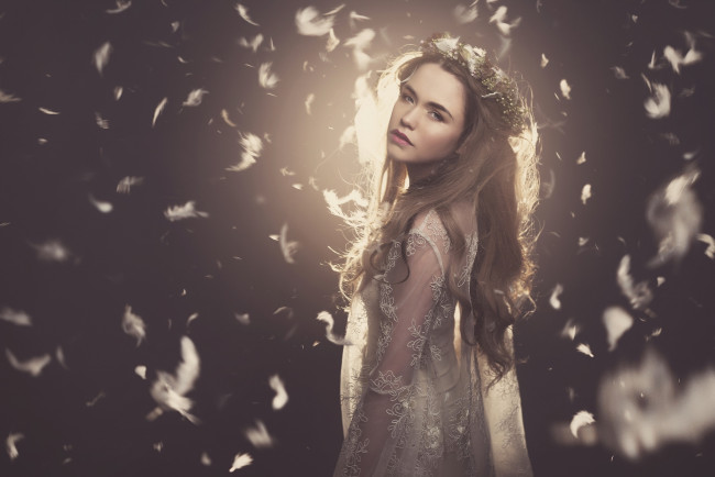 Обои картинки фото девушки, -unsort , брюнетки,  шатенки, девушка, волосы, венок, перья, грусть, загадка