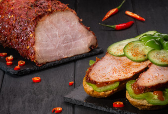 Картинка еда мясные+блюда ветчина мясо огурец специи бутерброд