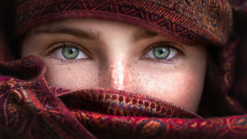 Картинка разное глаза девушка веснушки