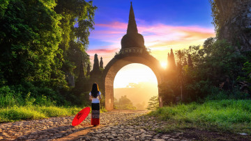 Картинка девушки -+брюнетки +шатенки арка ворота зонтик солнце брюнетка