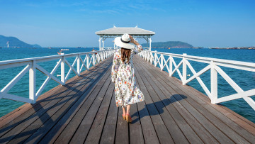 Картинка девушки -+брюнетки +шатенки море мол шляпа платье