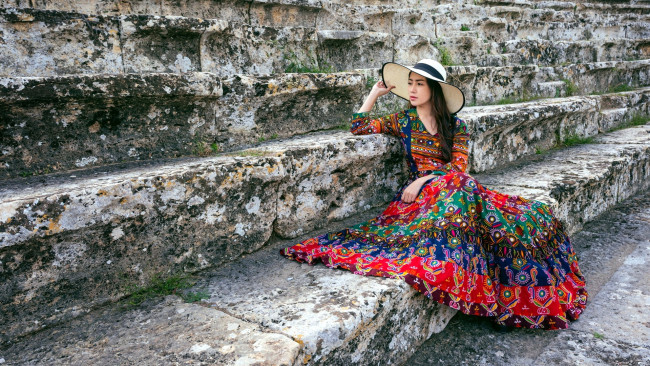 Обои картинки фото девушки, - азиатки, каменные, ступени, азиатка, шляпа, цветастое, платье