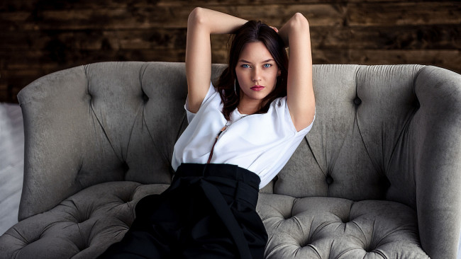 Обои картинки фото девушки, - брюнетки,  шатенки, брюнетка, белая, блузка, юбка, поза, елена, попова