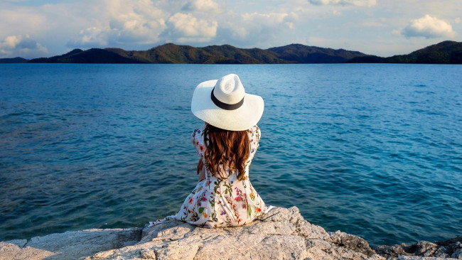 Обои картинки фото девушки, - рыжеволосые и разноцветные, горы, море, скала, рыженькая, шляпа, платье