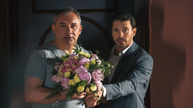 Обои картинки фото кино фильмы, беспринципные , сериал, фоменко, деревянко, букет, мужчины