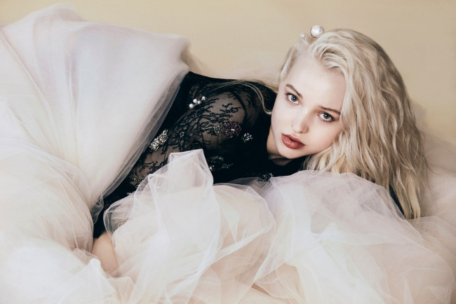 Обои картинки фото девушки, dove cameron, блондинка, блузка, ткань