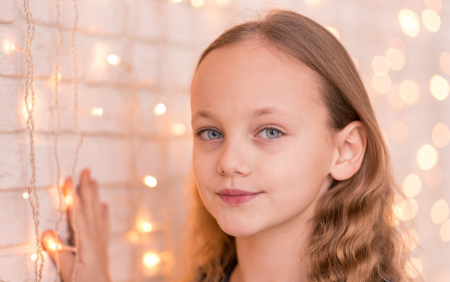 Обои картинки фото разное, дети, девочка, лицо, гирлянда