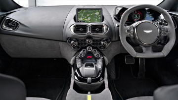 Картинка aston+martin+vantage+f1+edition автомобили спидометры торпедо салон серый руль