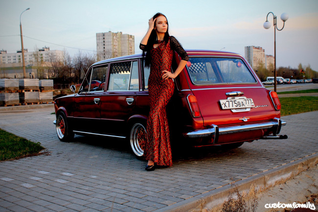 Обои картинки фото девушка - girl, автомобили, -авто с девушками, девушка, женщина, брюнетка, темноволосая, сексуальная, модель, звезда, позирует, разная, обувь, верхняя, стильная, одежда, нижнее, эротическое, бельё, трусы, лифчик, колготки, чулки, аксессуары, макияж, и, множество, элементов, на, фотографии, ваз-2102, vaz, 2102