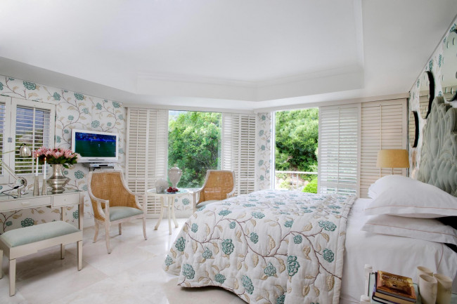 Обои картинки фото интерьер, спальня, кровать, подушки, покрывало, телевизор