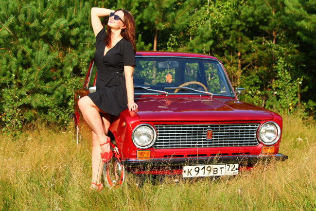 Обои картинки фото девушка - girl, автомобили, -авто с девушками, девушка, женщина, шатенка, темноволосая, сексуальная, модель, звезда, позирует, разная, обувь, верхняя, стильная, одежда, нижнее, эротическое, бельё, трусы, лифчик, колготки, чулки, аксессуары, макияж, и, множество, элементов, на, фотографии