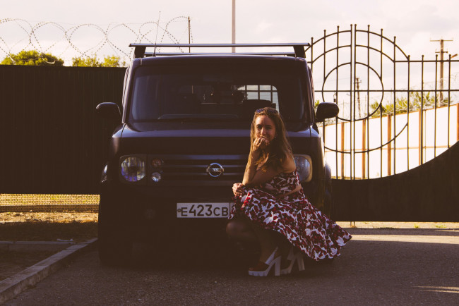 Обои картинки фото девушка - girl, автомобили, -авто с девушками, девушка, женщина, шатенка, темноволосая, сексуальная, модель, звезда, позирует, разная, обувь, верхняя, стильная, одежда, нижнее, эротическое, бельё, трусы, лифчик, колготки, чулки, аксессуары, макияж, и, множество, элементов, на, фотографии