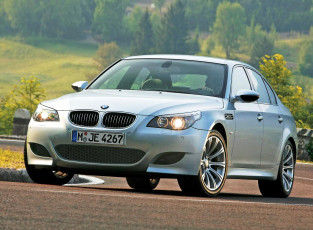 Картинка bmw+m5 автомобили bmw серебристый дорога деревья луга