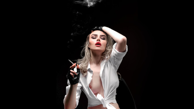 Обои картинки фото ellina muller, девушки, - блондинки,  светловолосые, девушка, секси, сигарета, грудь, белая, кофточка