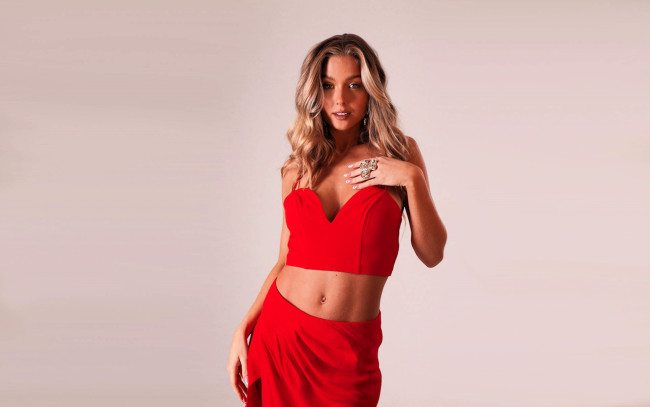 Обои картинки фото девушки, tara goddard, блондинка, топ, юбка, кольца