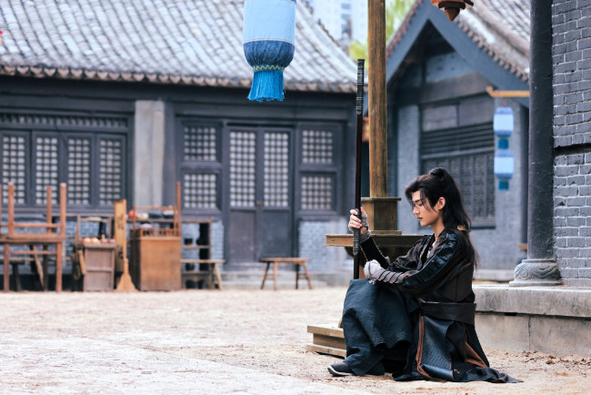 Обои картинки фото a moment but forever, кино фильмы, парень, посох, селение, дома