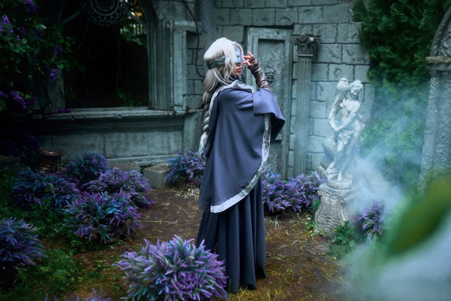 Обои картинки фото девушки, мария давыдова , lady melamory, образ, косплей, наряд, костюм, маска, плащ, дом, сад