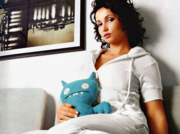 Обои картинки фото _Unsort -НЕ ВЫБИРАТЬ  , девушки, не, выбирать, игрушка, картина, ведущая, актриса, брюнетка, чудовище